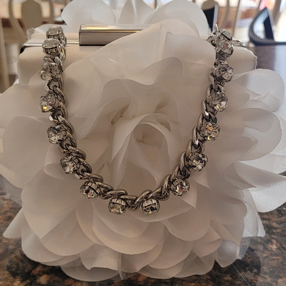 Elegant White Floral Handbag - Picture 2 of 4